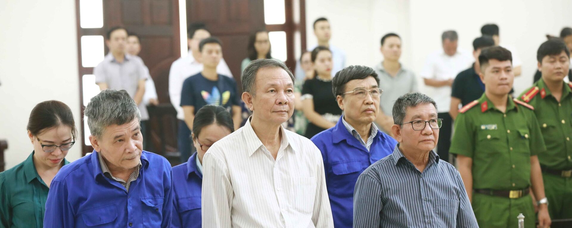 Nguyên Tổng Giám đốc BHXH Việt Nam Nguyễn Huy Ban (áo trắng) tại phiên toà xét xử ngày 25/9/2019. - Sputnik Việt Nam, 1920, 28.09.2021