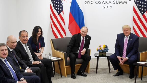 Tổng thống Nga Vladimir Putin và cựu Tổng thống Mỹ Donald Trump trong cuộc gặp bên lề Hội nghị thượng đỉnh G20 ở Osaka - Sputnik Việt Nam