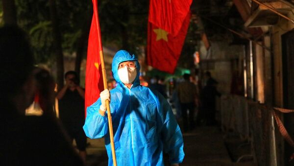 Lực lượng tình nguyện viên cắm cờ tổ quốc trước các nhà trên đường Nguyễn Trãi sau khi có quyết định dỡ bỏ phong tỏa ngõ 328, 330 đường Nguyễn Trãi. - Sputnik Việt Nam