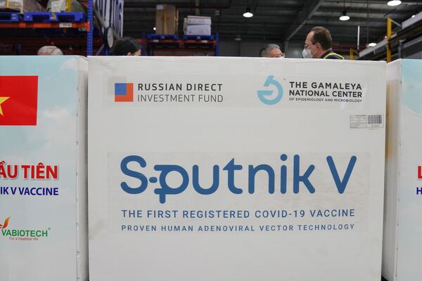 Cận cảnh những liều vaccine Sputnik V đầu tiên về Việt Nam - Sputnik Việt Nam