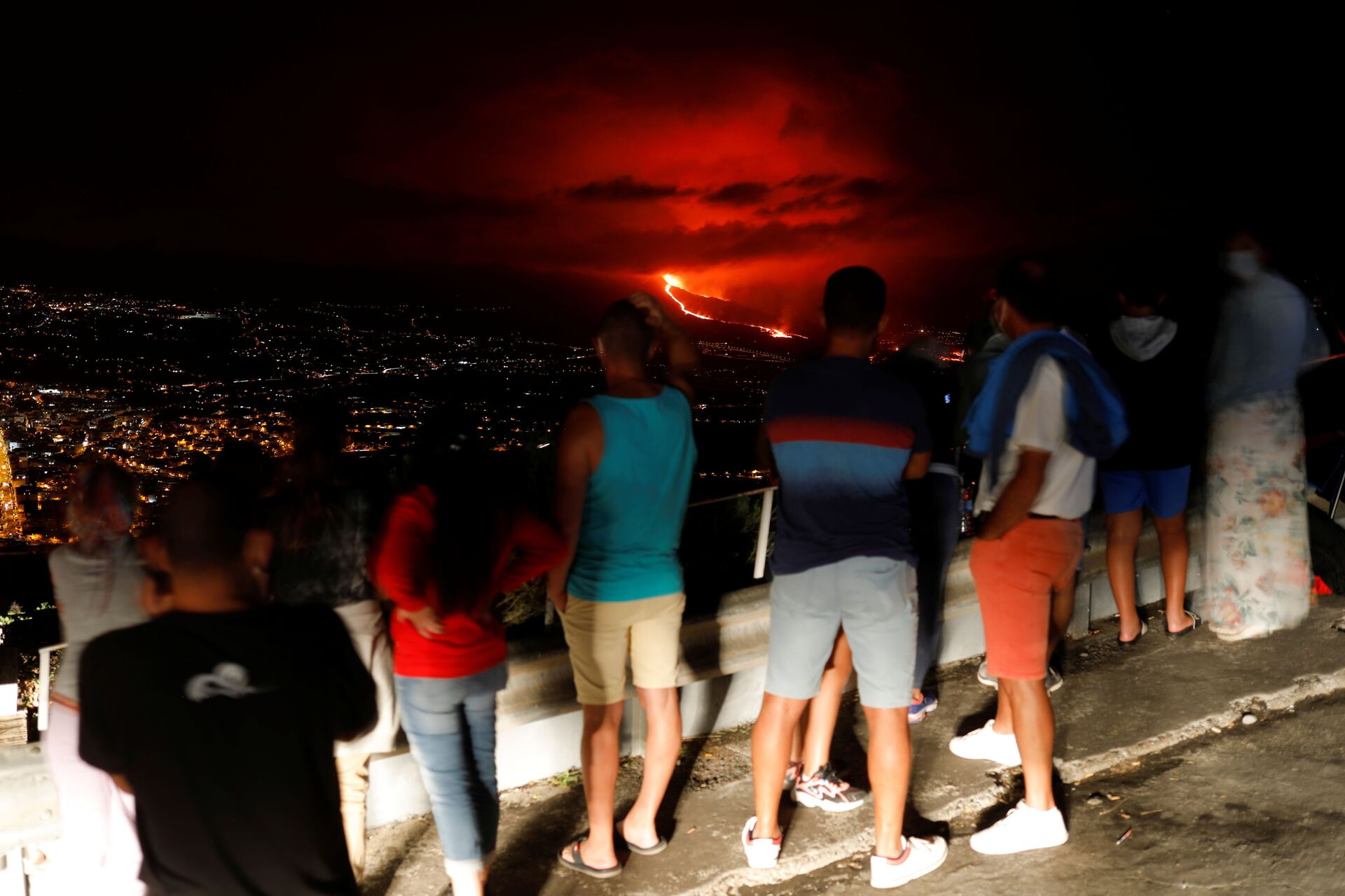 Mọi người quan sát dung nham sau vụ phun trào núi lửa trên đảo La Palma thuộc Canary  - Sputnik Việt Nam, 1920, 05.10.2021
