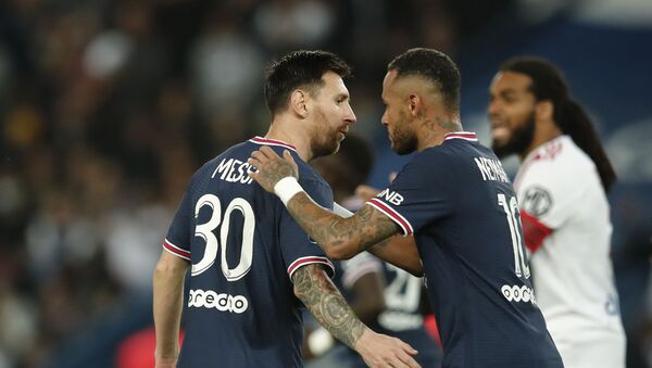 Neymar từ Paris Saint-Germain ăn mừng bàn thắng đầu tiên vào lưới Lionel Messi - Sputnik Việt Nam