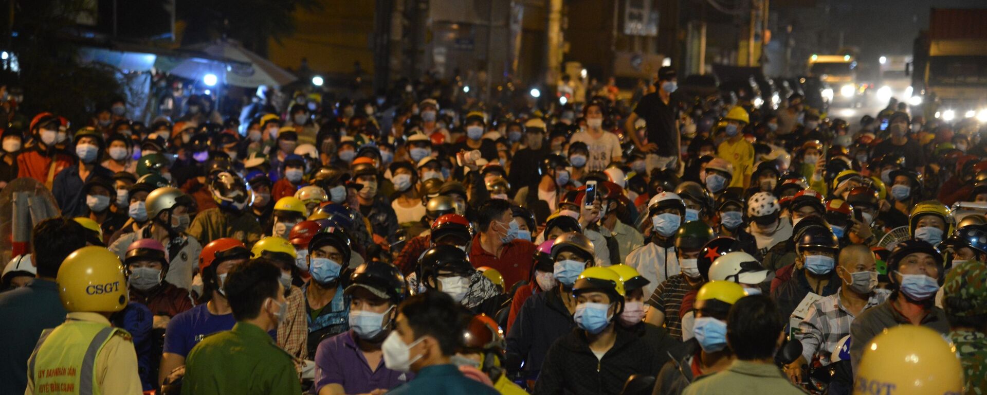 Thành phố Hồ Chí Minh: Hàng nghìn người dân đi xe máy tập trung trên Quốc lộ 1 để về quê trong đêm - Sputnik Việt Nam, 1920, 01.10.2021