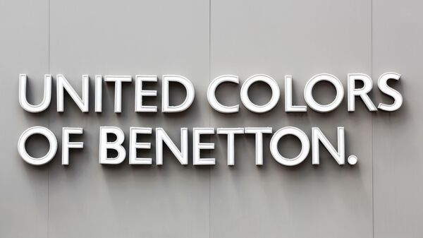 Bảng hiệu cửa hàng United colors of benetton ở Pháp - Sputnik Việt Nam