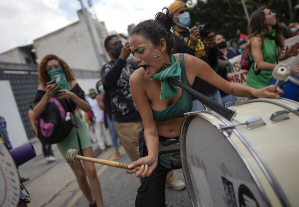 Người phụ nữ đánh trống trong Ngày Thế giới Hành động vì Tiếp cận Phá thai An toàn và Hợp pháp trên quảng trường ở Caracas, Venezuela - Sputnik Việt Nam