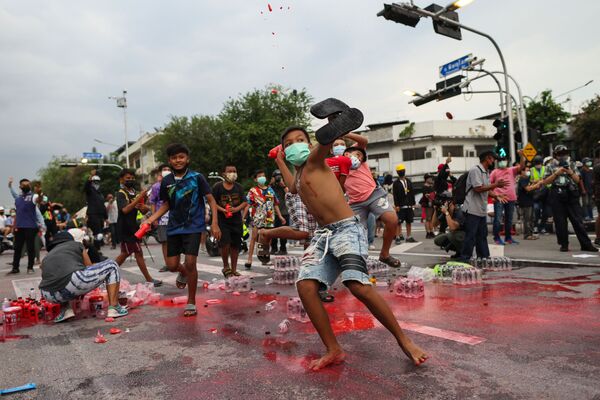 Người biểu tình ném chai sơn đỏ vào cảnh sát trong hoạt động chống Chính phủ ở Bangkok - Sputnik Việt Nam