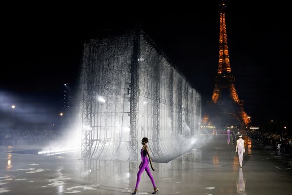 Siêu mẫu trình diễn tác phẩm của nhà thiết kế Anthony Vaccarello trong Tuần lễ thời trang Paris, Pháp - Sputnik Việt Nam
