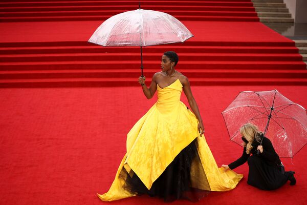 Nữ diễn viên Lashana Lynch tạo dáng chụp ảnh tại lễ ra mắt bộ phim James Bond mới ở London, Vương quốc Anh - Sputnik Việt Nam