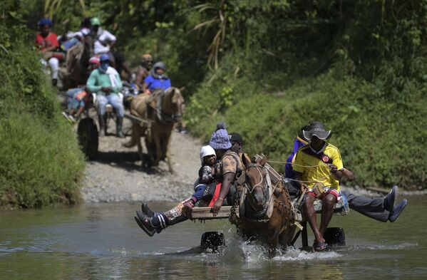 Người di cư Haiti vượt sông ở Acandi, Colombia - Sputnik Việt Nam
