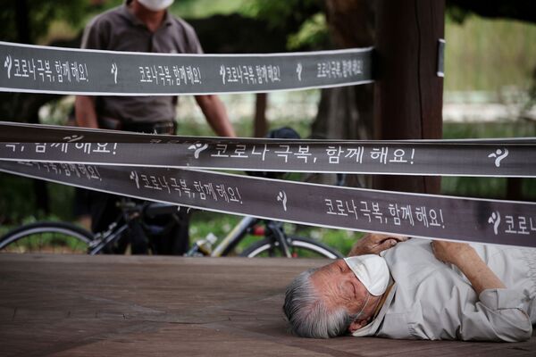 Người đàn ông nghỉ ngơi thư giãn trong công viên ở Seoul, Hàn Quốc - Sputnik Việt Nam