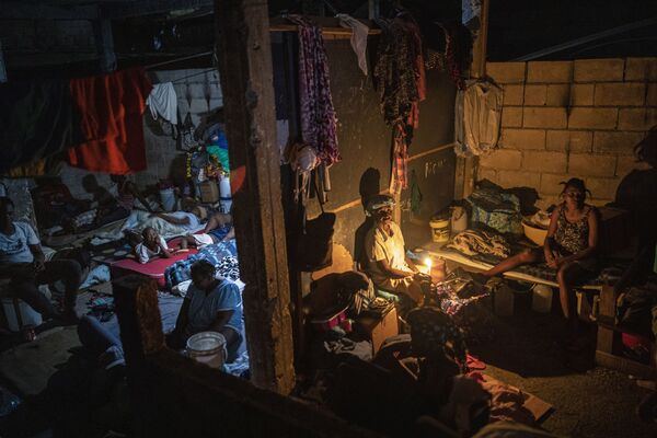 Mọi người sống trong ngôi trường được chuyển thành nơi tạm trú lâu dài, Haiti - Sputnik Việt Nam