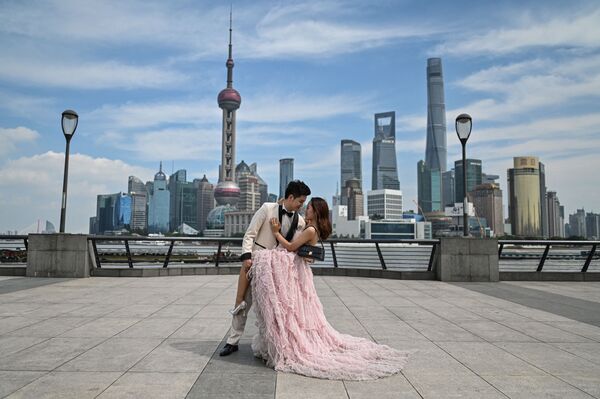 Chụp ảnh cưới tại Bến Thượng Hải trên đường bờ kè sông Hoàng Phố ở Thượng Hải, Trung Quốc  - Sputnik Việt Nam