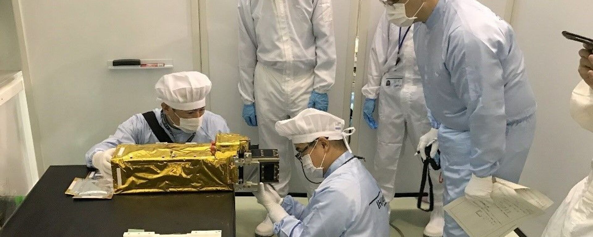 Các chuyên gia Nhật Bản lắp đặt vệ tinh NanoDragon của Việt Nam vào ống phóng của tên lửa. - Sputnik Việt Nam, 1920, 01.10.2021