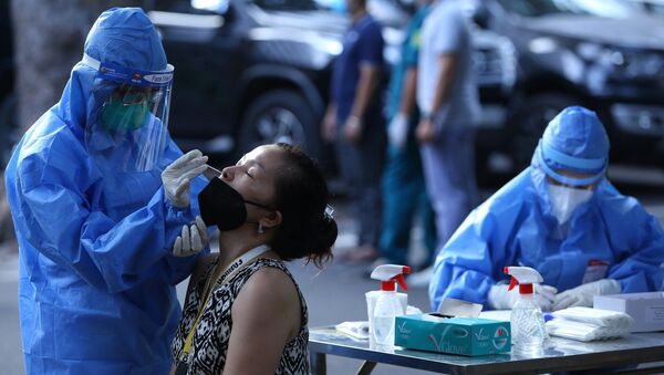 Nhân viên y tế phường Hàng Trống(Hoàn Kiếm) lấy mẫu xét nghiệm cho người dân khu vực lân cận Bệnh viện Việt - Đức. - Sputnik Việt Nam