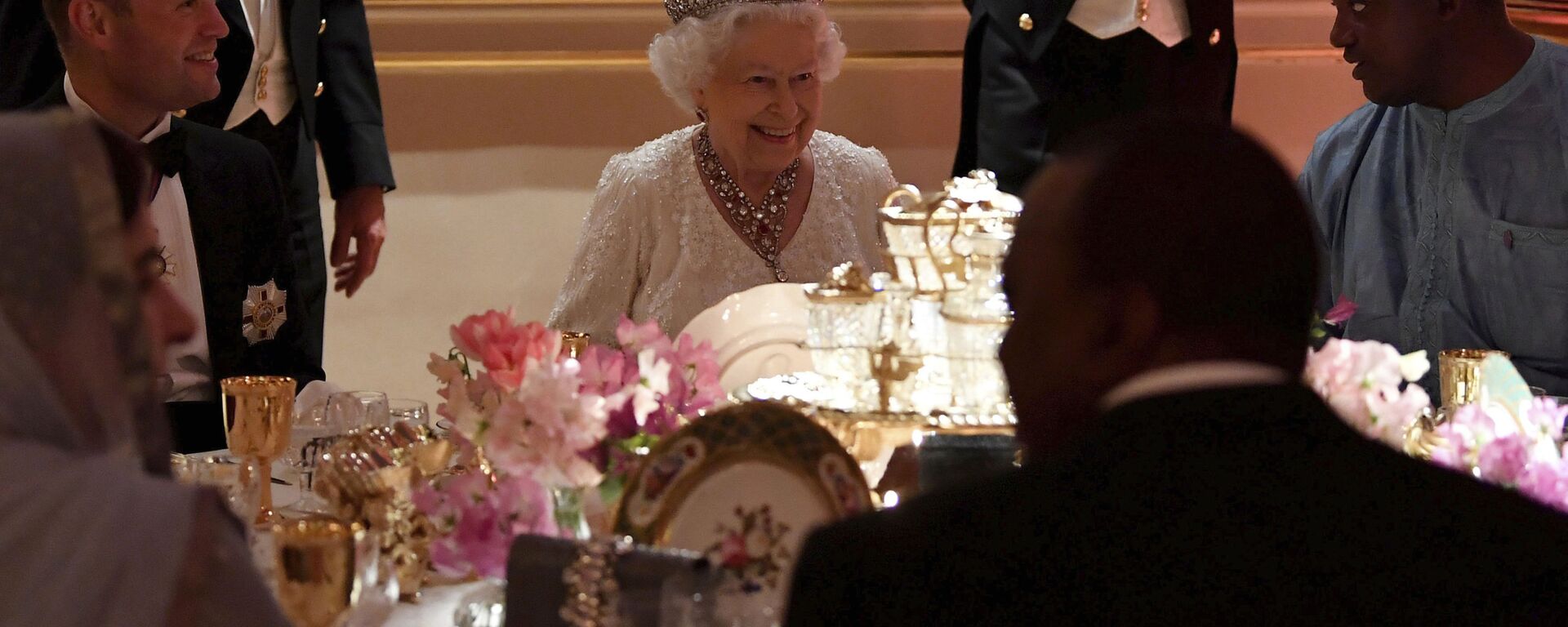 Nữ hoàng Elizabeth II trong bữa tối tại Cung điện Buckingham ở London - Sputnik Việt Nam, 1920, 03.10.2021