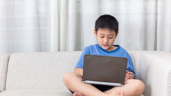 Cậu bé châu Á với máy tính xách tay - Sputnik Việt Nam