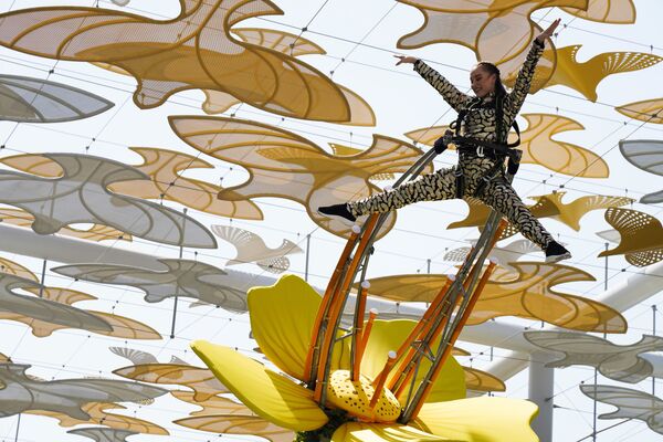 Các nghệ sĩ nhào lộn biểu diễn tại Triển lãm Toàn thế giới World Expo 2020 ở Dubai, Các Tiểu vương quốc Ả Rập Thống nhất - Sputnik Việt Nam