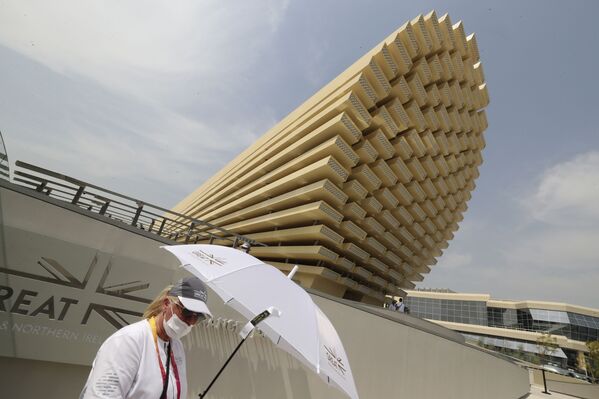 Nhân viên của gian hàng Vương quốc Anh chào đón khách tham dự Triển lãm Toàn thế giới World Expo 2020 ở Dubai, Các Tiểu vương quốc Ả Rập Thống nhất - Sputnik Việt Nam