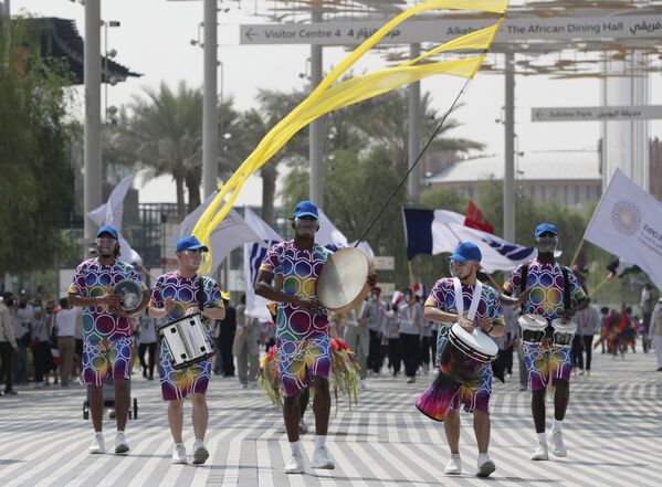 Những người tham gia tuần hành trong Ngày nước Pháp tại Triển lãm Toàn thế giới World Expo 2020 ở Dubai, Các Tiểu vương quốc Ả Rập Thống nhất - Sputnik Việt Nam