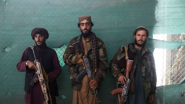 Các chiến binh Taliban* đang cầm vũ khí tại căn cứ không quân Bagram ở Parwan, Afghanistan - Sputnik Việt Nam