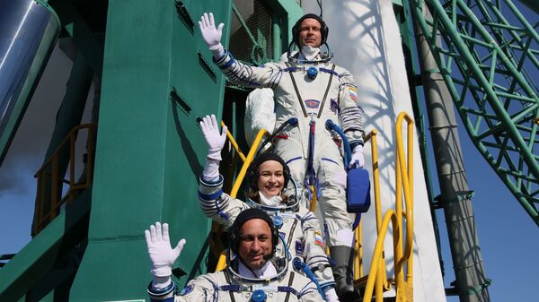 Các thành viên của phi hành đoàn chính của chuyến thám hiểm thứ 66 tới Trạm vũ trụ quốc tế trước khi phóng tàu vũ trụ Soyuz MS-19 - Sputnik Việt Nam