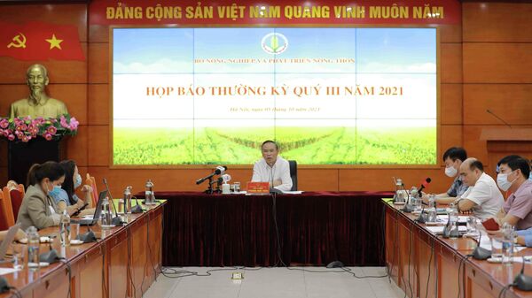 Thứ trưởng Bộ Nông nghiệp và Phát triển nông thôn Phùng Đức Tiến thông tin về tình hình sản xuất ngảnh nông nghiệp tại buổi họp báo.
 - Sputnik Việt Nam