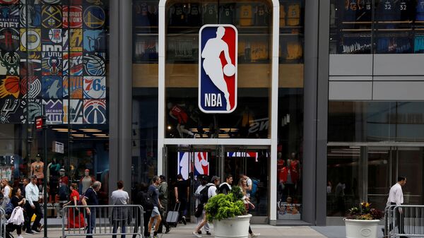 Logo của NBA phía trên lối vào cửa hàng NBA ở New York, Hoa Kỳ - Sputnik Việt Nam