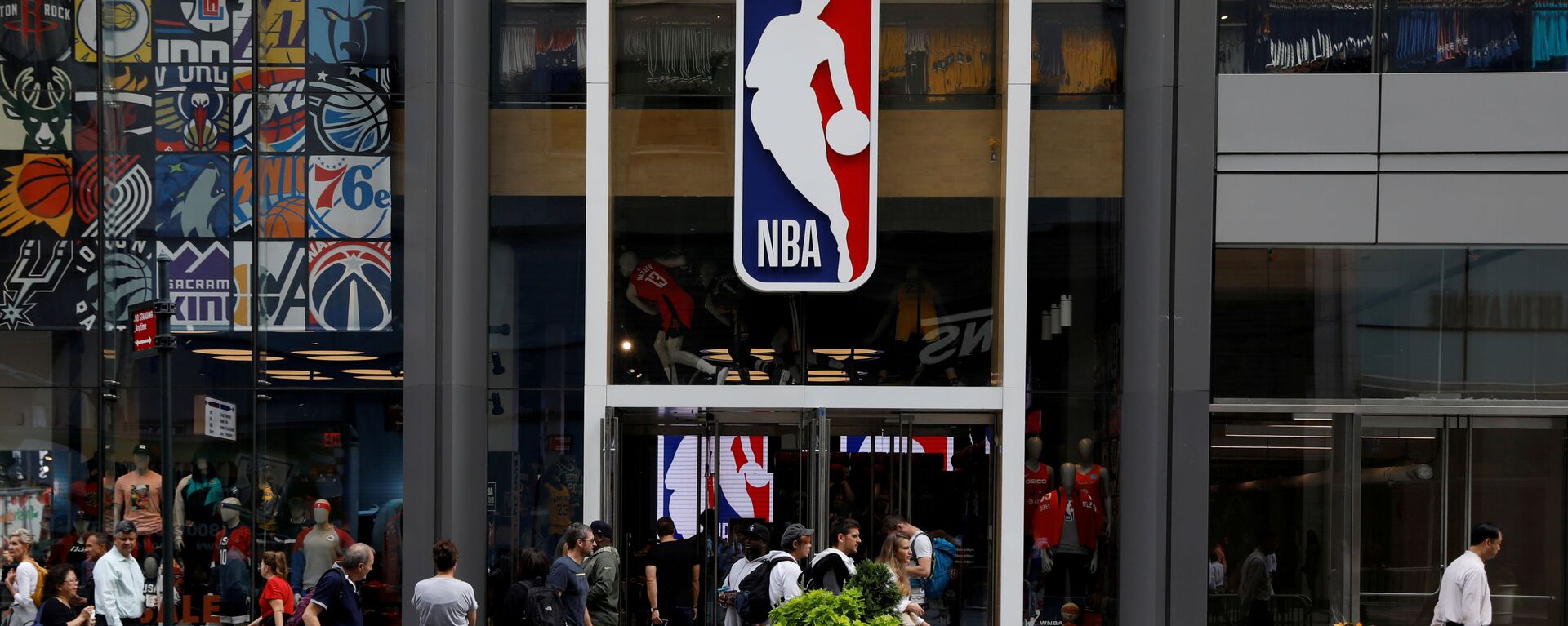 Logo của NBA phía trên lối vào cửa hàng NBA ở New York, Hoa Kỳ - Sputnik Việt Nam, 1920, 06.10.2021