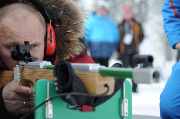Vladimir Putin bắn thử súng trường của các vận động viên khiếm thị tham dự Giải vô địch đua xe và trượt tuyết băng đồng của Nga giữa các vận động viên bị rối loạn cơ xương và khiếm thị, 2012 - Sputnik Việt Nam