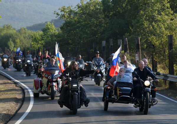 Tổng thống Nga Vladimir Putin lái chiếc mô tô sidecar Ural tham gia Hội diễn xe mô tô quốc tế «Bóng của Babylon» ở Sevastopol, do câu lạc bộ mô tô «Sói đêm” tổ chức - Sputnik Việt Nam