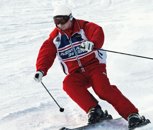 Tổng thống Nga Vladimir Putin trượt tuyết xuống núi khi đi nghỉ gần Magnitogorsk - Sputnik Việt Nam