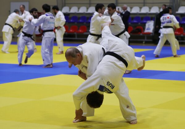 Tổng thống Nga Vladimir Putin tập judo trên tấm thảm tatami tại khu liên hợp thể thao Yug-Sport - Sputnik Việt Nam