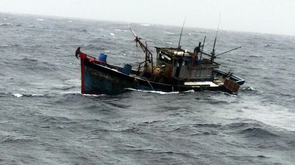 Tàu cá gặp nạn trên biển trong thời tiết nguy hiểm. - Sputnik Việt Nam