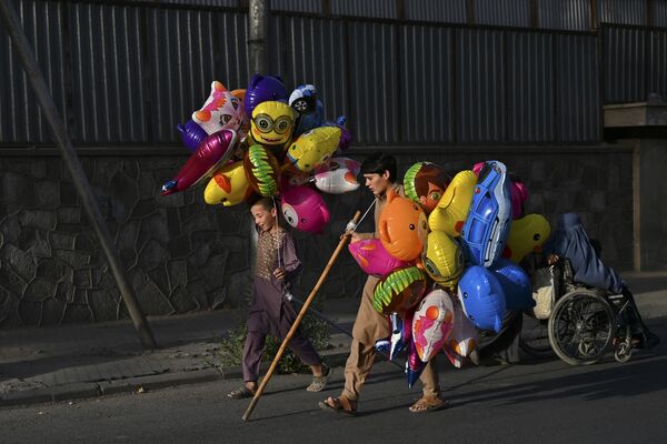 Người bán bóng bay trên đường phố Kabul - Sputnik Việt Nam