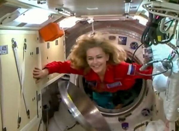 Nữ diễn viên Yulia Peresild tại thời điểm di chuyển trên ISS - Sputnik Việt Nam