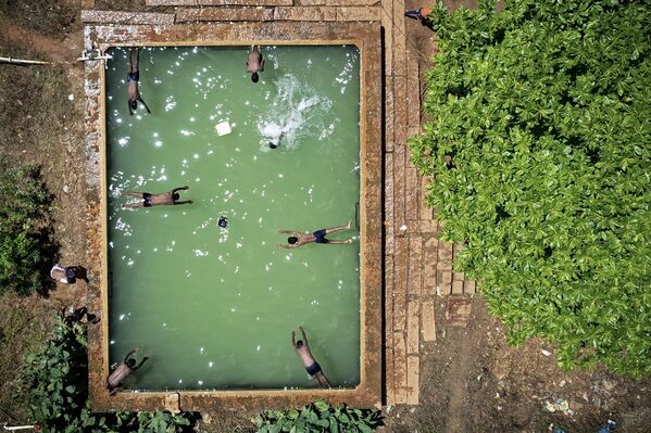 Trẻ em bơi trong hồ bơi ở Bangalore, Ấn Độ - Sputnik Việt Nam