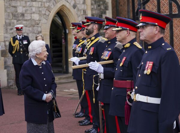 Nữ hoàng Anh Elizabeth II gặp gỡ các thành viên của Trung đoàn Pháo binh Hoàng gia Canada tại Lâu đài Windsor - Sputnik Việt Nam