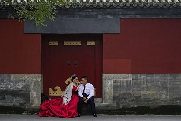 Cô dâu và chú rể tại Tử Cấm Thành ở Bắc Kinh, Trung Quốc - Sputnik Việt Nam