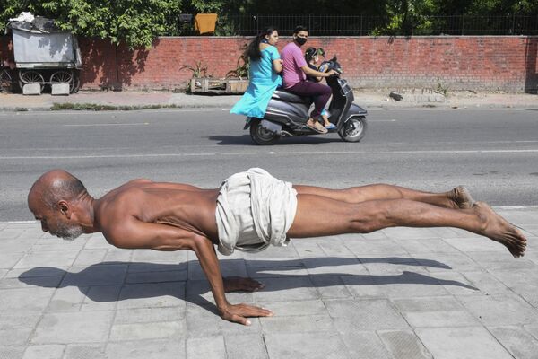 Người đàn ông tập yoga trên con đường đi bộ ở Amritsar, Ấn Độ - Sputnik Việt Nam