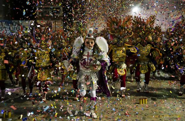 Người dân Bolivia biểu diễn điệu nhảy Diablada de Oruro ở Oruro - Sputnik Việt Nam