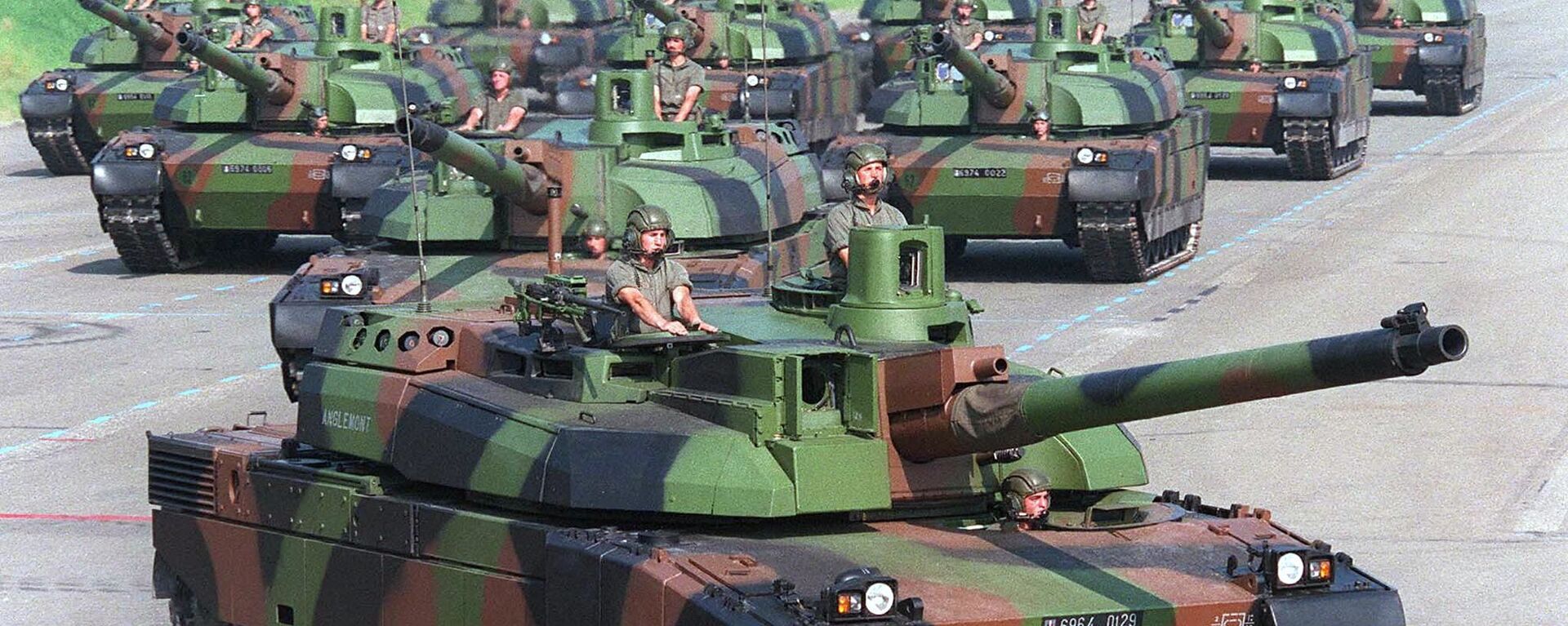 Xe tăng Leclerc của Sư đoàn thiết giáp số 10 Châlons-en-Champagne ở Vilacuble, trong một cuộc diễn tập duyệt binh, 1997 - Sputnik Việt Nam, 1920, 09.10.2021
