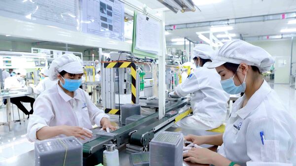 Sản xuất linh kiện điện tử tại Công ty Youngbag ViiNa khu Công nghiệp Bình Xuyên, Vĩnh Phúc. - Sputnik Việt Nam