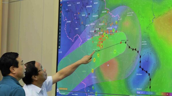 Phó Thủ tướng Lê Văn Thành xem sơ đồ đường đi của bão số 7 - Sputnik Việt Nam