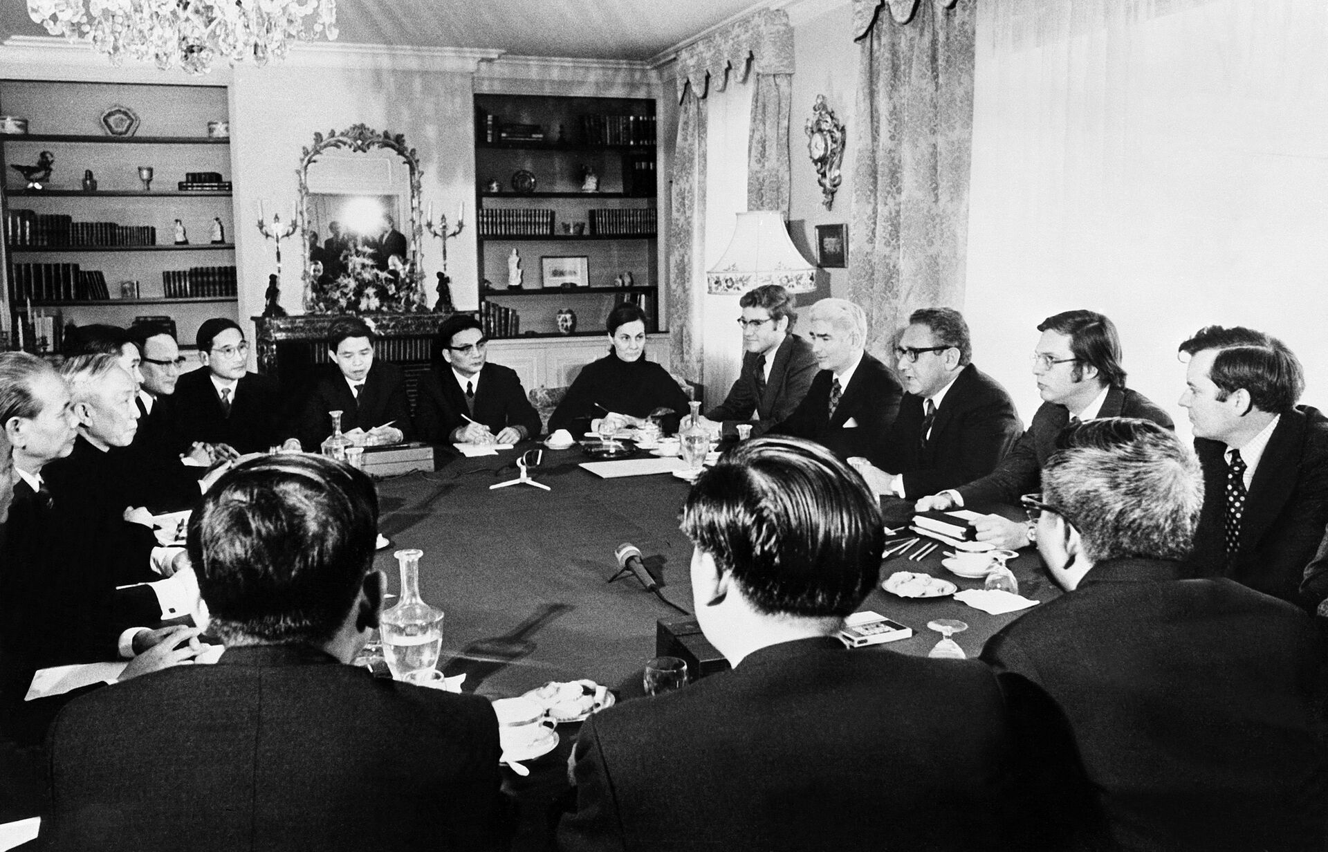 Ông Lê Đức Thọ trong cuộc đàm phán với phái đoàn Mỹ. - Sputnik Việt Nam, 1920, 11.10.2021