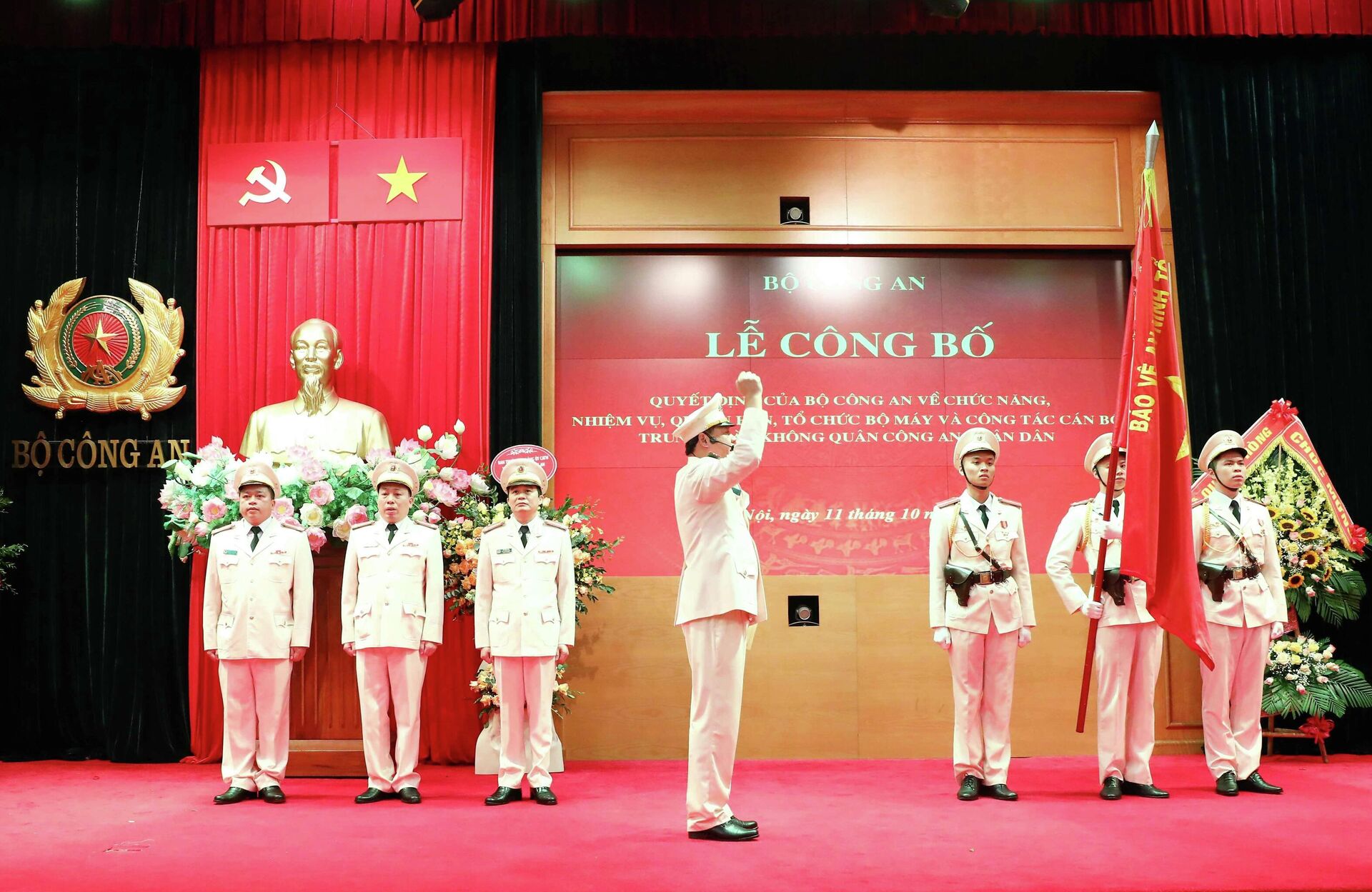 Đại tá Nguyễn Ngọc Trung, Trung đoàn trưởng Trung đoàn Không quân Công an Nhân dân, đại diện Ban Chỉ huy Trung đoàn tuyên thệ trước Quốc kỳ - Sputnik Việt Nam, 1920, 11.10.2021