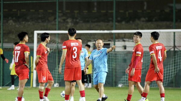 HLV Park Hang Seo chỉ đạo các cầu thủ
 - Sputnik Việt Nam