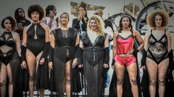 Những người mẫu tại buổi trình diễn The All Sizes Catwalk ở Paris - Sputnik Việt Nam