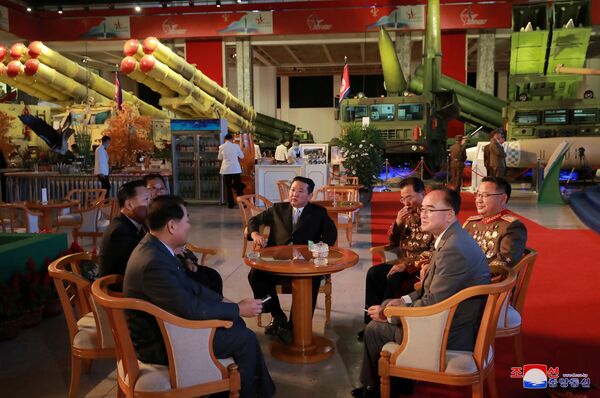 Nhà lãnh đạo Bắc Triều Tiên Kim Jong-un trong cuộc gặp tại Triển lãm công nghiệp quốc phòng ở Bình Nhưỡng - Sputnik Việt Nam