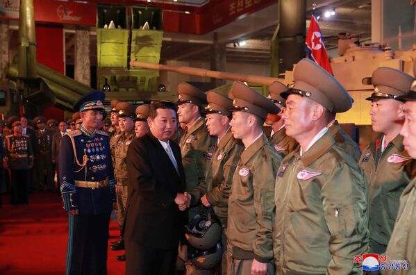 Nhà lãnh đạo Bắc Triều Tiên Kim Jong-un trong lễ trao giải tại Triển lãm công nghiệp quốc phòng ở Bình Nhưỡng - Sputnik Việt Nam