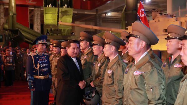 Nhà lãnh đạo CHDCND Triều Tiên Kim Jong-un tại Triển lãm công nghiệp quốc phòng ở Bình Nhưỡng - Sputnik Việt Nam